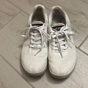 Men’s size 6 women’s size 7 1/2.